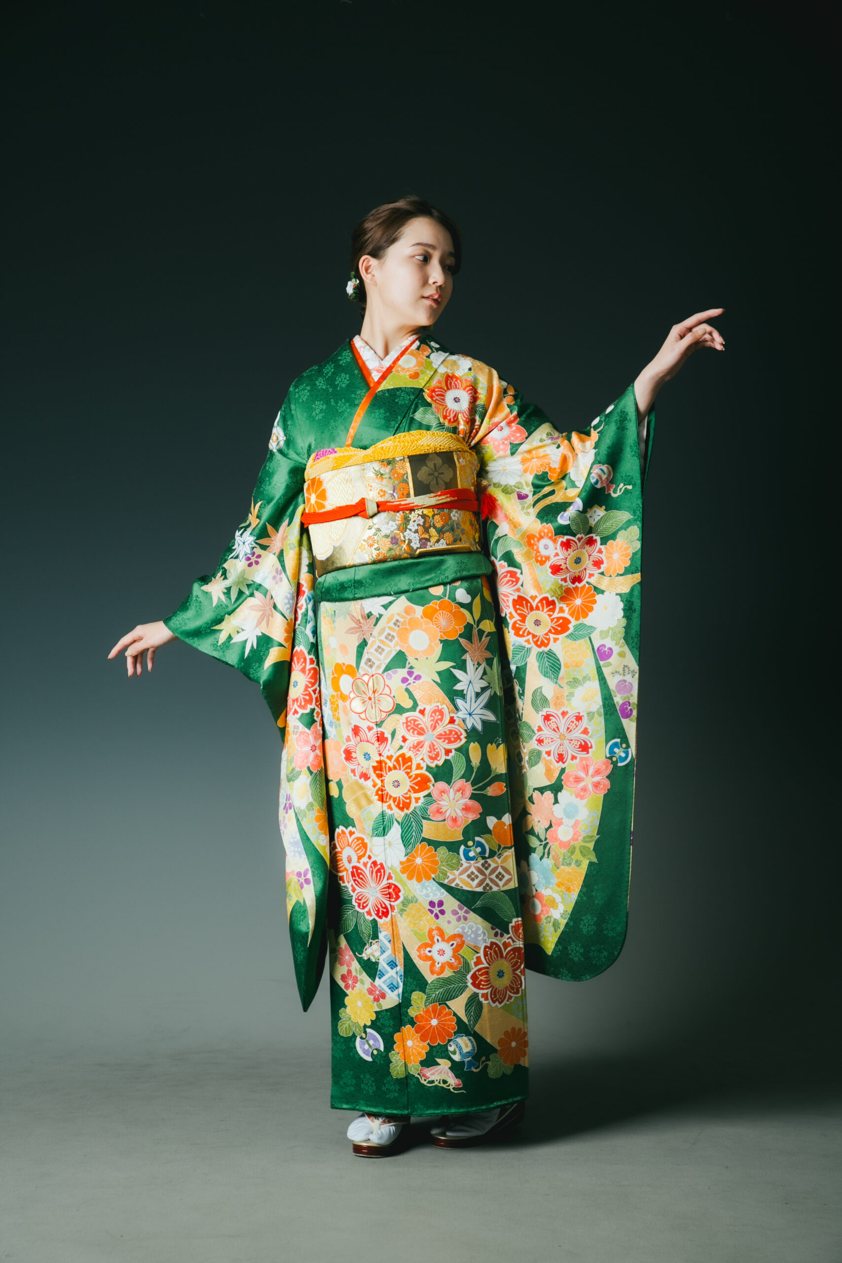 千葉 成人式 振袖 レンタル緑の振袖を着た女性画像