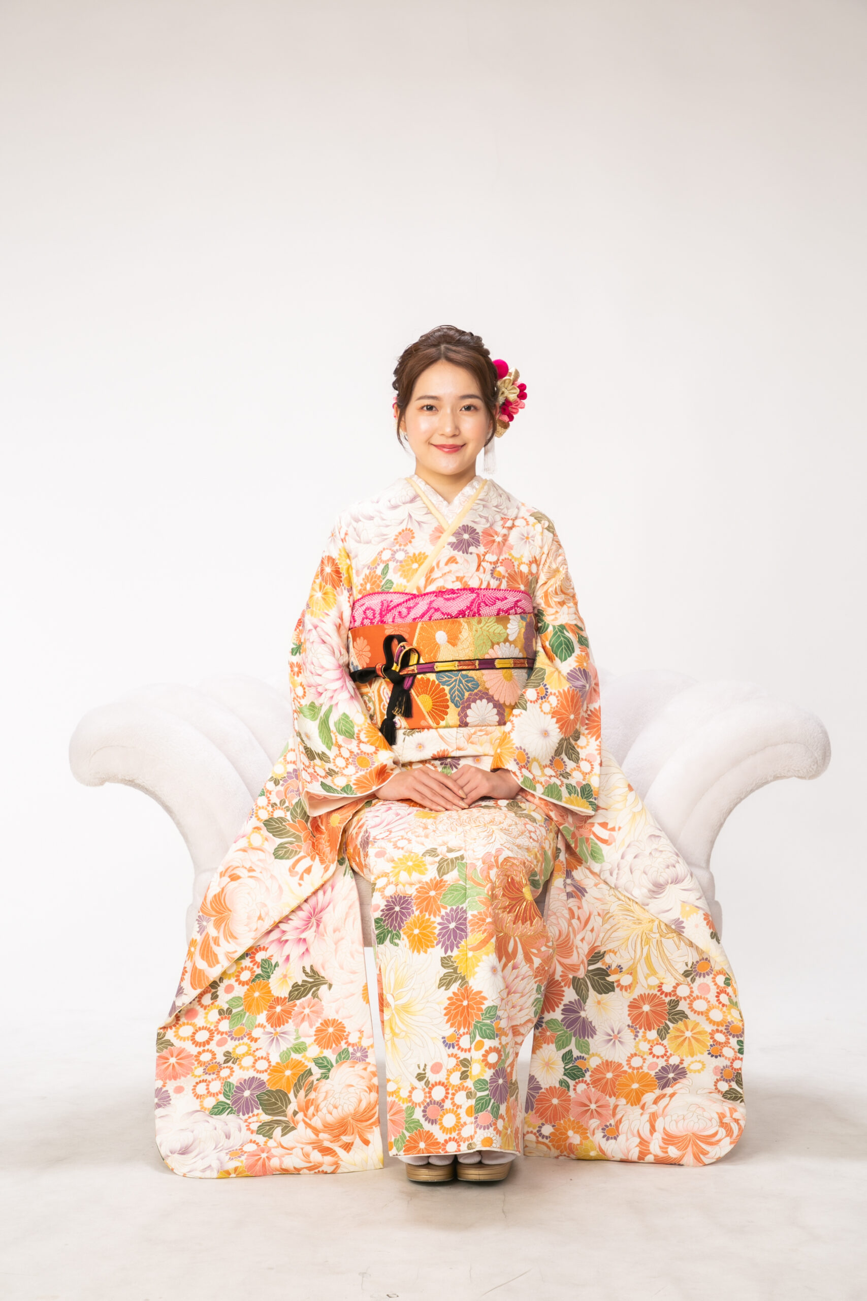 千葉 成人式 振袖 レンタル座った女性の画像