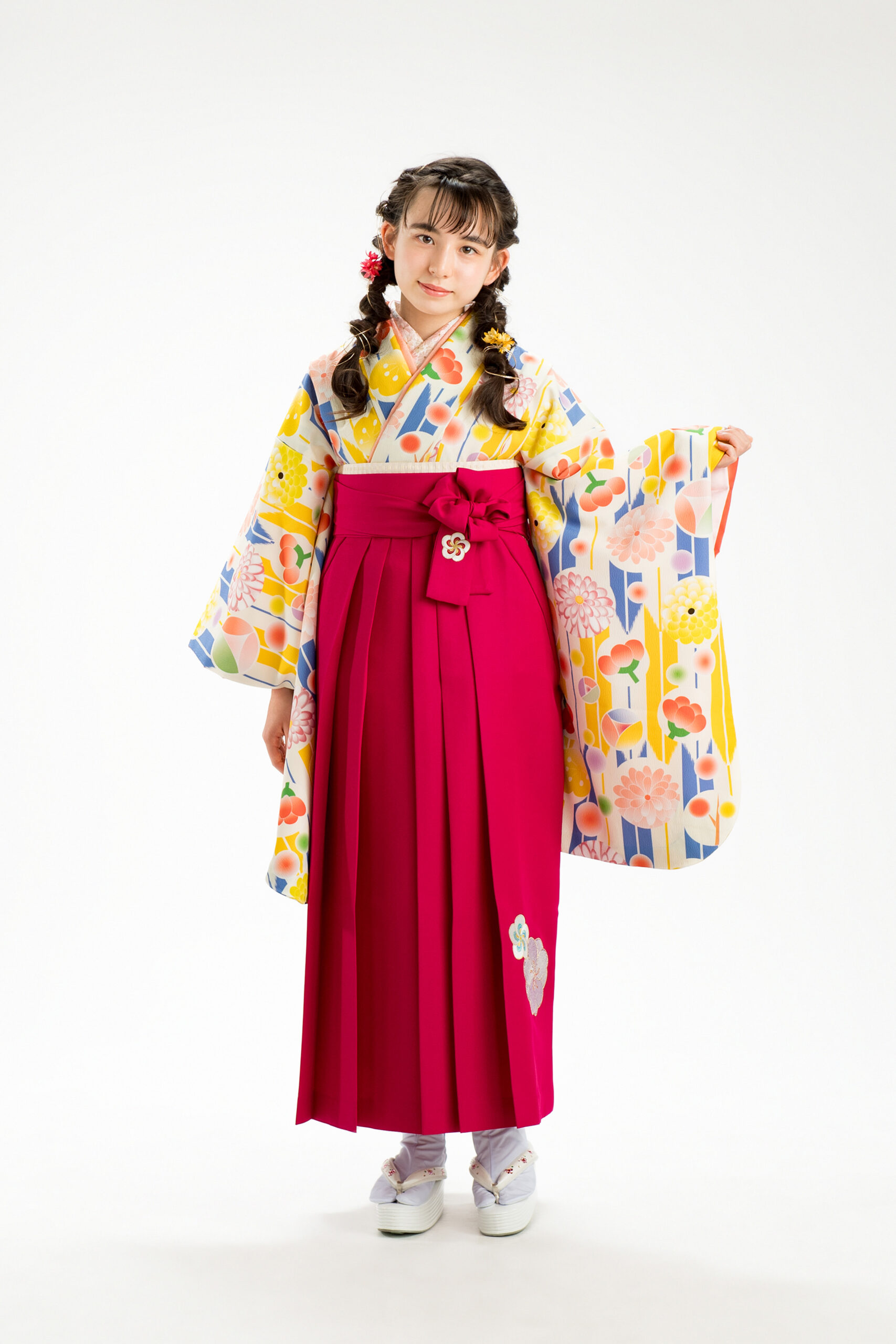 千葉でレンタルできる卒業袴、黄色の着物と赤の袴を着た女の子の画像