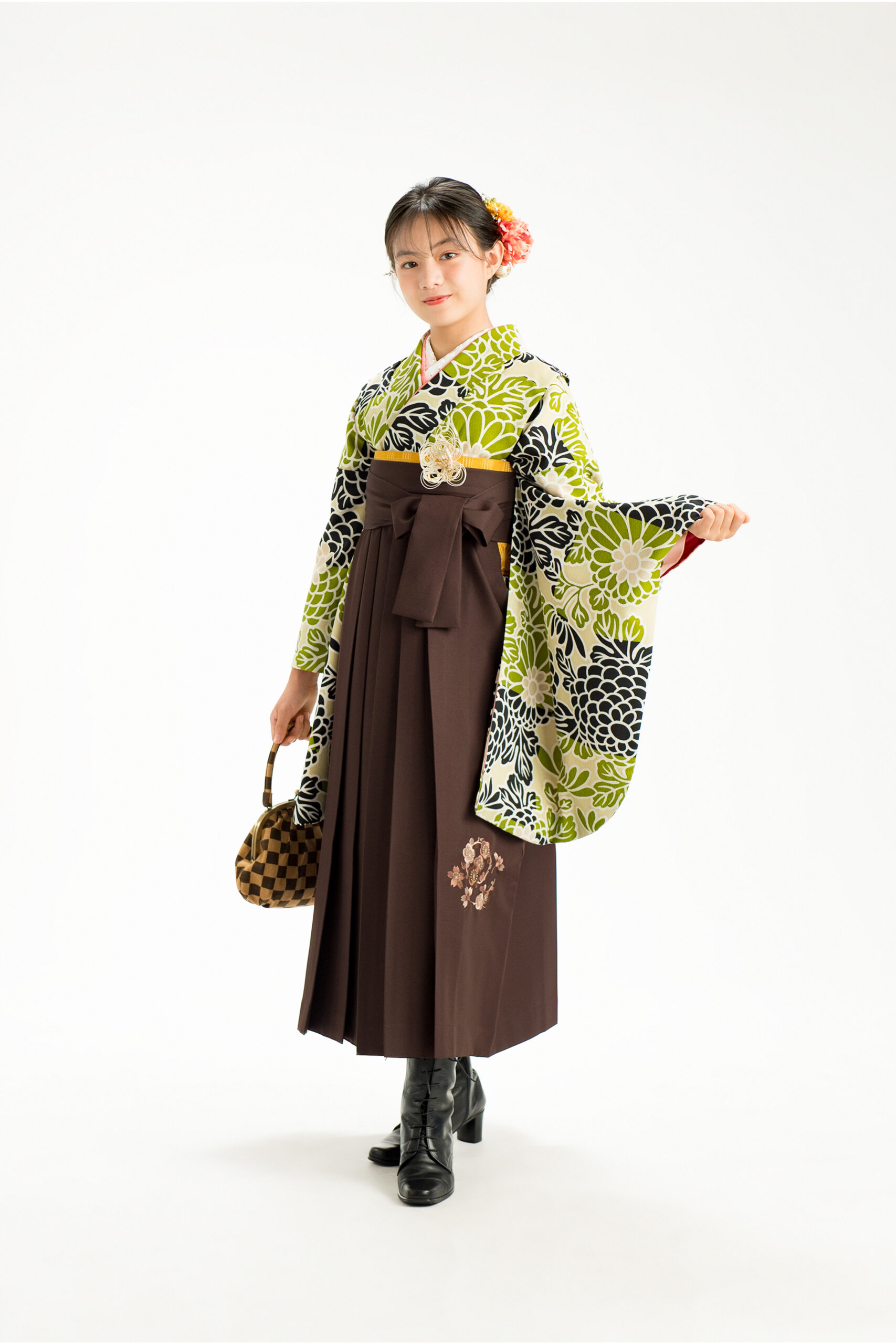 卒業袴 レンタル 千葉 緑の着物と茶色の袴を着た小学生の女の子の画像